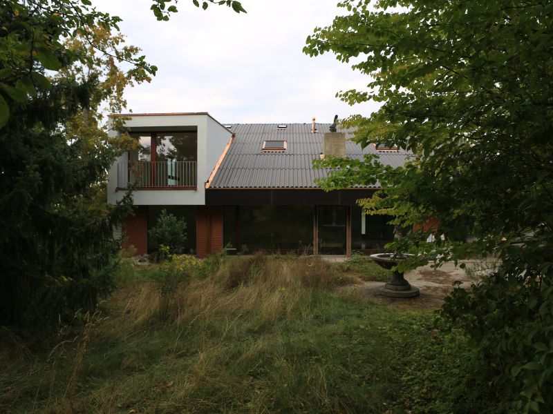 Gartenfassade mit dem neuen Anbau über der bestehenden Garage