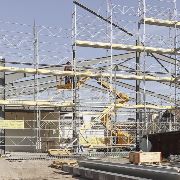 Die Beachvolleyhalle in Bern während des Abbaus
