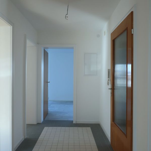 Der Eingangsbereich ist mit unglasierte Feinsteinzeugfliesen gestaltet