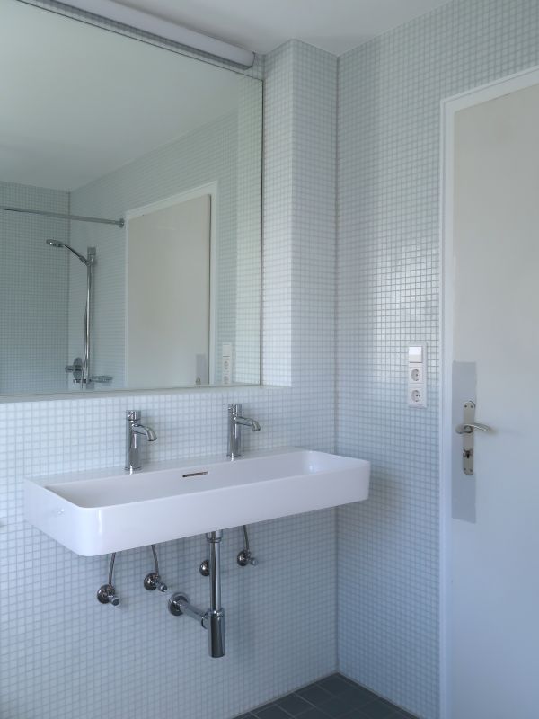 Die Gestaltung des neuen Badzimmers mit Glasmosaikfliesen