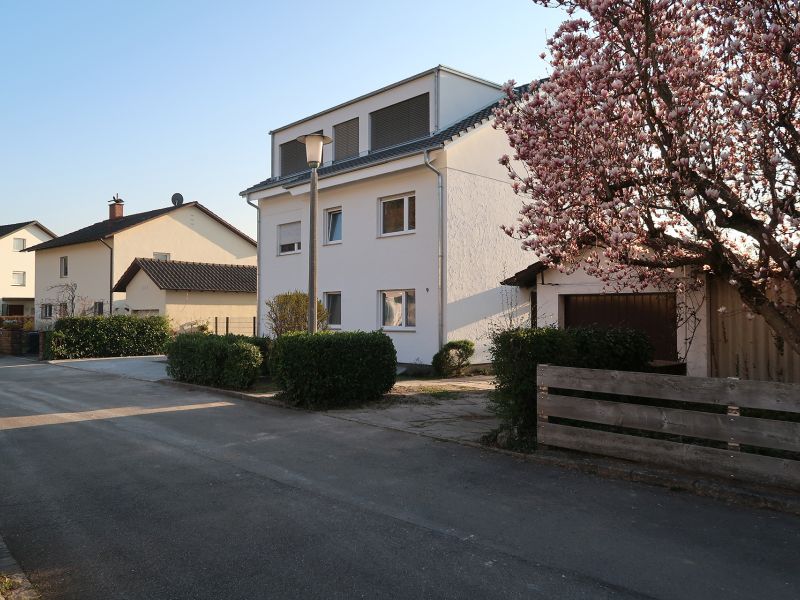 Strassenfassade des Wohnhauses mit neuer Dachlukarne