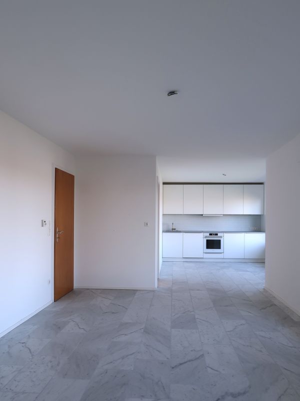 Wohnzimmer und Küche mit neuem Marmorboden