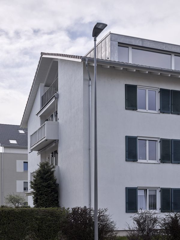 Strassenansicht mit Lukarne und Loggia der neuen Maisonette